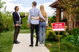 couple with realtor